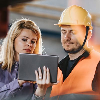 Två personer och ipad