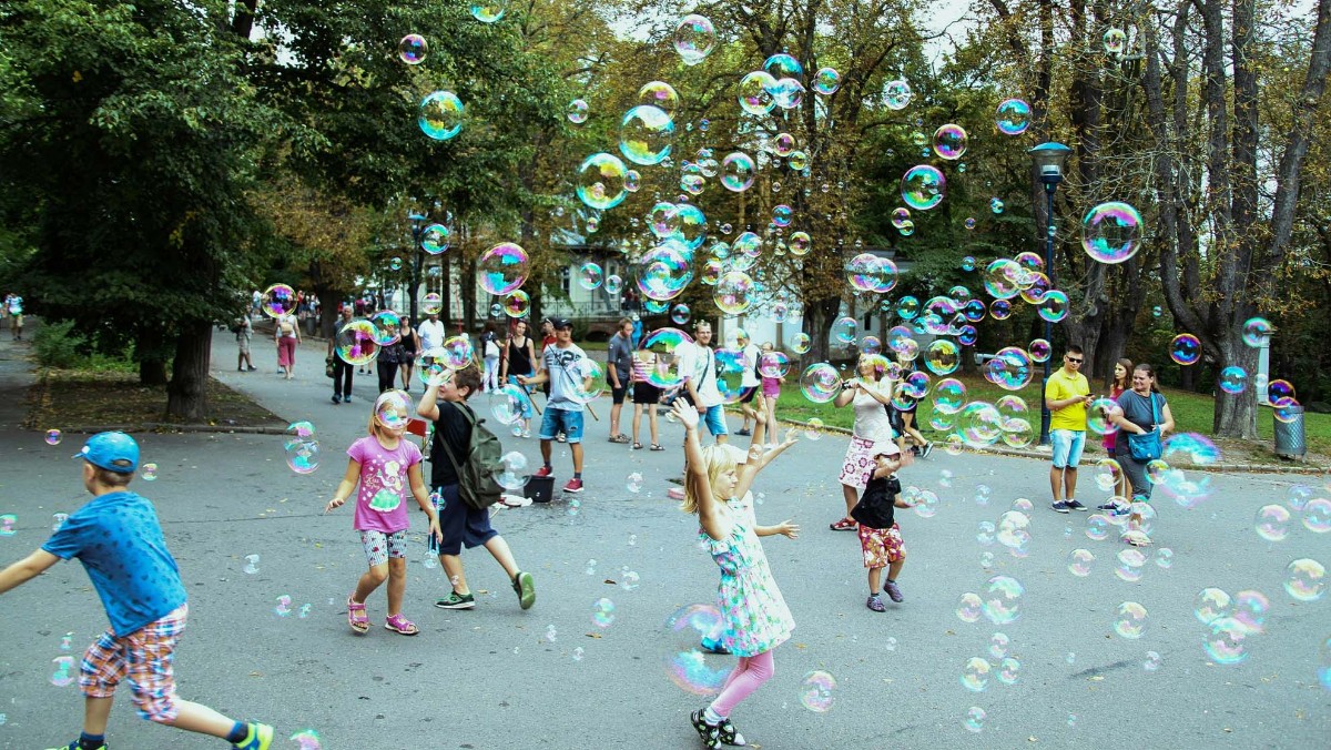 Barn leker med såpbubblor i en park