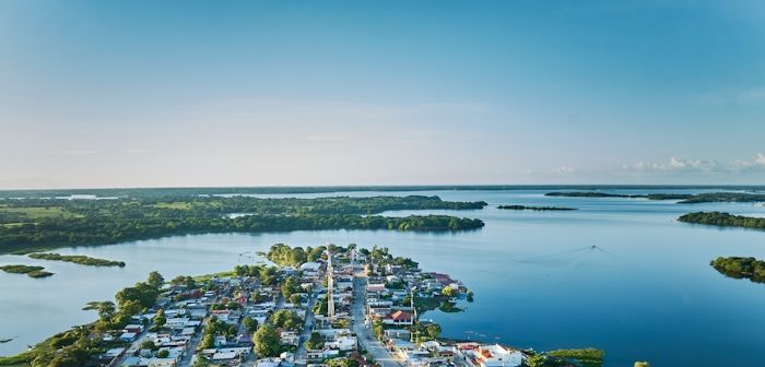 flygbild över en stad med vy bort mot skärgården