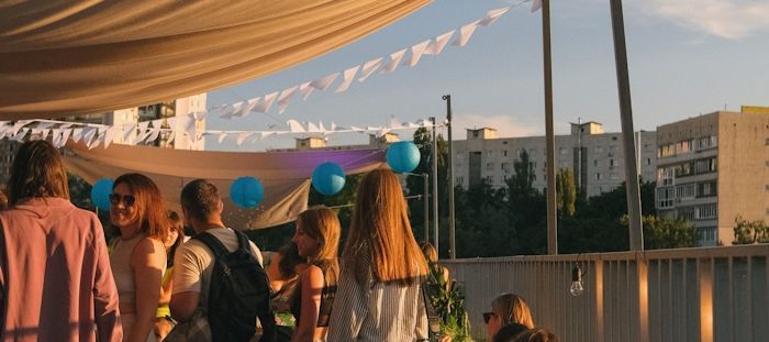 mingel i solsken, med ballonger och vimplar som hänger.