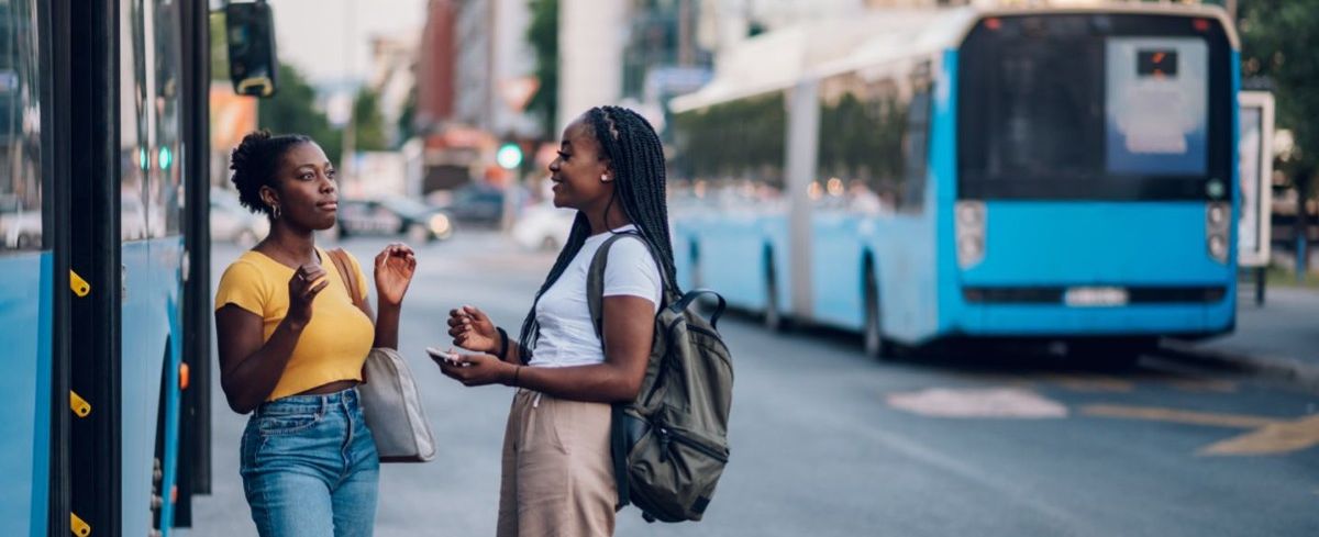 två barn cyklar mot en gångtunnel